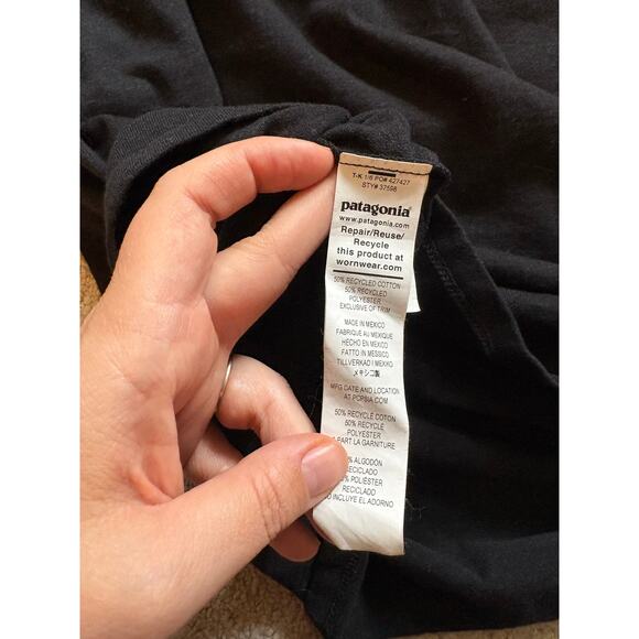 Patagonia Men’s Flying Fish Responsibili-Tee® black Medium Regular Fit - Picture 8 of 8